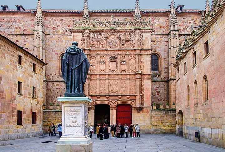 UNIVERSIDADE DE SALAMANCA (Salamanca, Espanha) – 1218 - Teve grande importância  na formação de pensadores e administradores que influenciaram diretamente as políticas coloniais da Espanha. Ela foi o local de discussão e formulação de ideias sobre o direito internacional e os direitos dos povos indígenas durante o período de colonização.