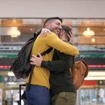 Nova Zelândia limita tempo de abraços em aeroporto - freepik 