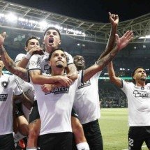 Paulo Riberio (direita), psicólogo do Botafogo, posta foto ao lado do treinador Artur Jorge para celebrar reação rápida da equipe na Série A -  (crédito: Foto: Reprodução / Instagram)