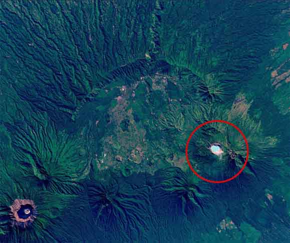 Na imagem feita do espaço também é possível ver, a sudoeste, o vulcão Gunung Raung, que tem 3,3 mil metros de altura e é um dos mais ativos em Java, a principal ilha da Indonésia. 