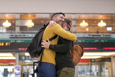 Um aeroporto da Nova Zelândia decidiu implementar uma nova regra que limita os abraços dos passageiros a no máximo três minutos. -  (crédito: freepik )