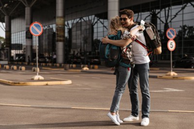 Em uma entrevista para a mídia local, o diretor executivo do aeroporto, Daniel De Bono, explicou que a limitação de tempo para abraços e despedidas é uma medida essencial para melhorar o fluxo de veículos na área de desembarque. -  (crédito: freepik lookstudio)