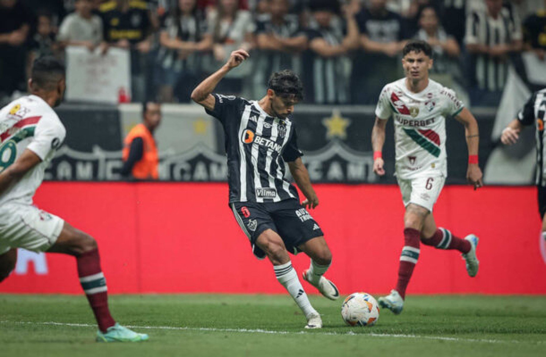 Scarpa afirma admiração por Ronaldinho, e importância da bola parada no Atlético