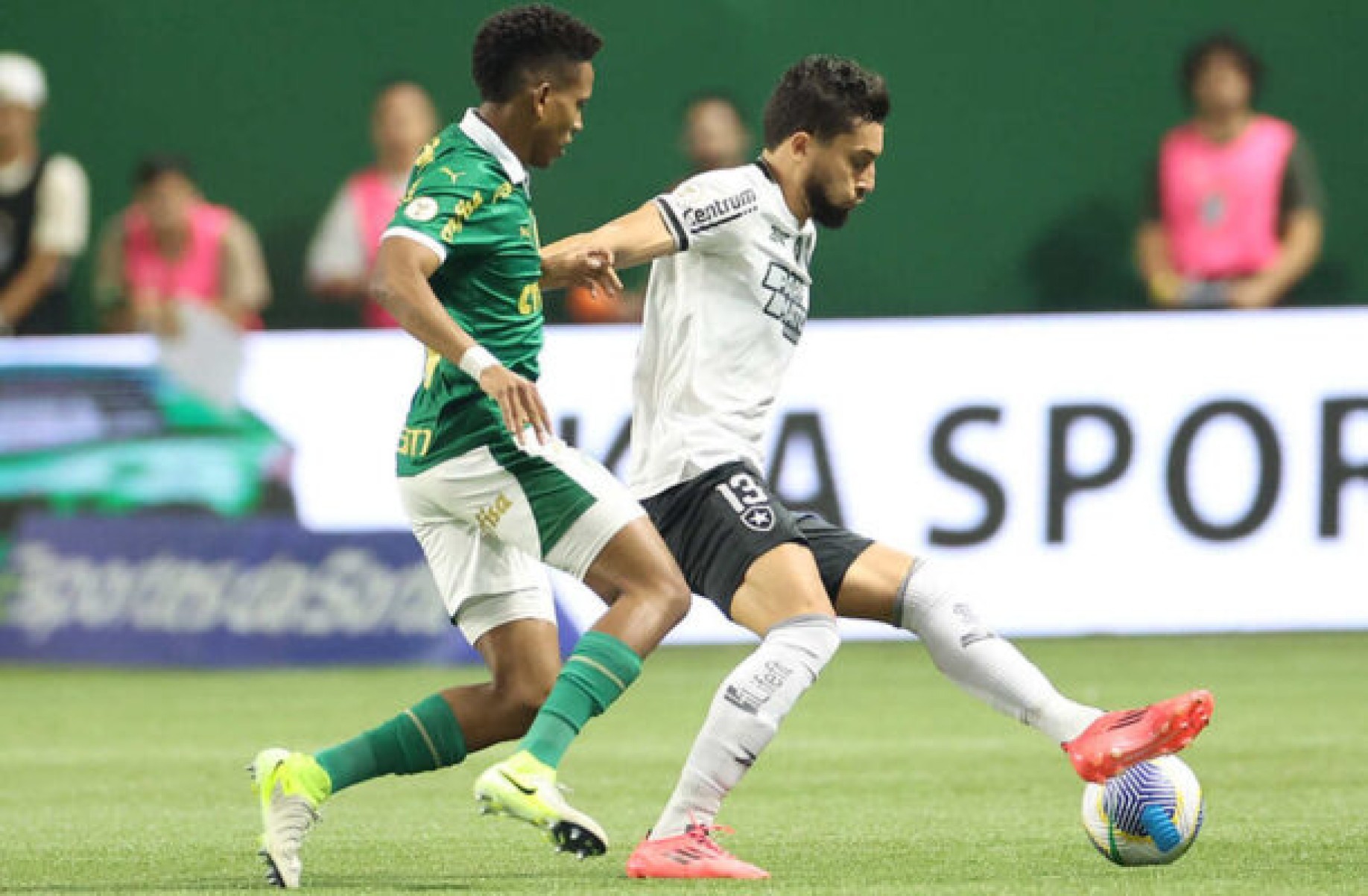 Alex Telles exalta torcida e celebra vitória do Botafogo: ‘Mostra a força do grupo’