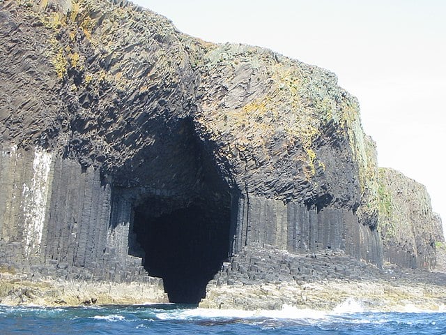  Staffa (Escócia) -Ilha habitada por aves marinhas e focas, que tem enormes paredes rochosas, formadas há milhões de anos, resultantes de erupções vulcânicas. Destaque para a boca da caverna de Fingal. Puro mistério. 