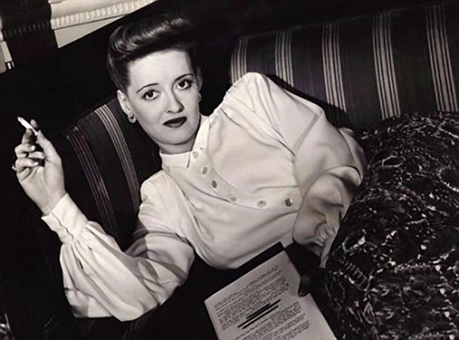 Bette Davis foi uma das atrizes que mais vezes apareceu na tela com um cigarro nas mãos. Era um companheiro quase permanente. 