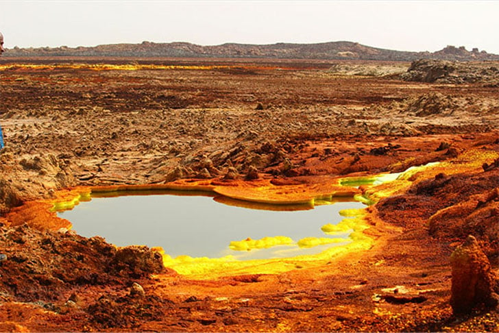 Depressão de Danakil (Etiópia) - Tem depósitos amarelos de sulfatos e vermelhos de óxido de ferro. O rio Awash, ao chegar lá, morre. Lugar mais quente do planeta, com magma de vulcão perto da superfície. Gêiseres de 90ºC expelem enxofre e sais de cloreto. O fóssil da Lucy, que viveu há 3,2 milhões de anos, foi encontrado na região. 