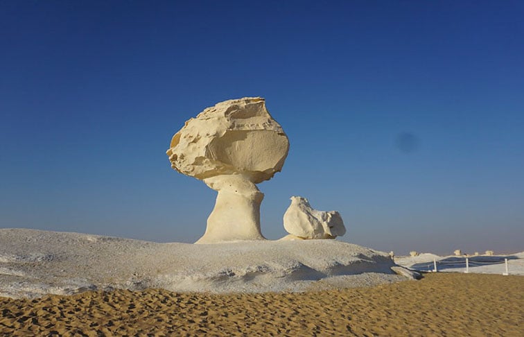 Deserto Branco (Egito) - Rochas de calcário branco e cor de creme se espalham por uma área de 3 mil km² a sudoeste do Cairo e tem formas curiosas, como se fossem gigantescos cogumelos de giz. O deserto fica na depressão de Farafra. Um fino pó branco pode ficar suspenso por dias depois de uma tempestade de vento.