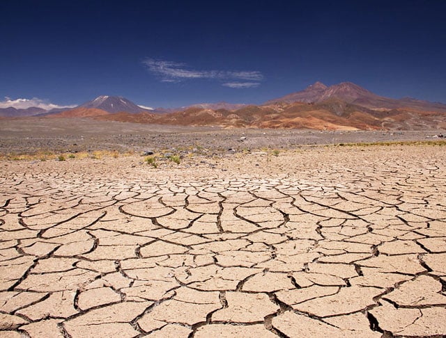 Deserto do Atacama (Chile) - É o deserto mais seco do mundo, com uma paisagem que envolve picos rochosos, lagos salgados e dunas. Em algumas partes, não chove há 500 anos. Sem água e nutrientes no solo, não há plantas. As temperaturas são extremas: 0ºC de dia e 40ºC à noite. 