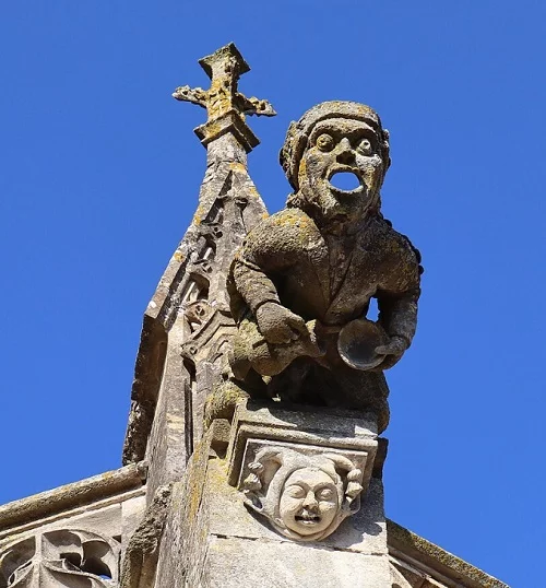 A presença de gárgulas nas catedrais e castelos medievais não é apenas uma característica arquitetônica, mas também uma manifestação de crenças antigas, onde a arte e a religião se entrelaçavam para formar monumentos de grande significado.