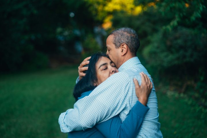 Embora seja um tanto quanto enigmática, estima-se que a origem do abraço remonte a práticas ancestrais que envolvem a expressão física de afeto e conexão entre seres humanos.