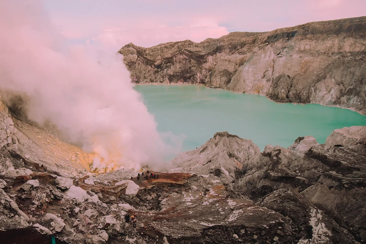 O lago é uma espécie de caldeirão ácido no planeta, com PH tão baixo que se assemelha ao chumbo usado em baterias de carros. 