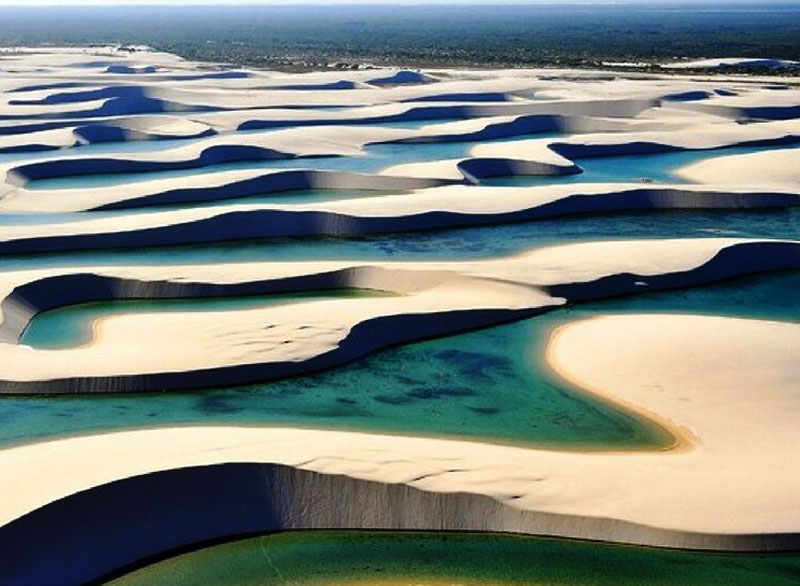  Lençóis Maranhenses (Brasil) - Impressionante terreno formado por raro processo geológico que combina as maiores dunas do país com lagoas da água do rio Preguiças. O parque é uma unidade de conservação 156 mil hectares nos municípios de Barreirinhas e Santo Amaro. Destaque para as lagoas Azul e a Lagoa Bonita.