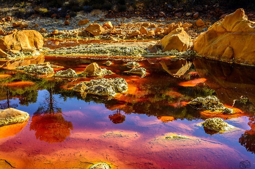  Rio Tinto (Espanha) - Por mais de 5 mil anos, o rio foi cercado por minas de cobre, prata e ouro, que provocaram a cor avermelhada da água - perigos por causa de sua elevada acidez. Cientistas acreditam que as bactérias no rio Tinto criam condições semelhantes à que existiria numa das luas de Júpiter.