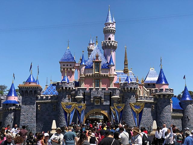 E julho de 1955, o empresário sonhador inaugurou a primeira Disneyland, na estado da Califórnia. 