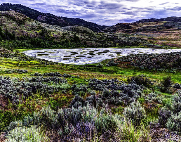  Spotted Lake (Canadá) - O Lago Manchado ganha um visual que parece extraterrestre no verão, quando a água começa a evaporar. Bolinhas com manchas azuis, verdes e amarelas, provocadas pela concentração de diferentes minerais, se espalham por centenas de piscinas que se formam em toda a extensão. 