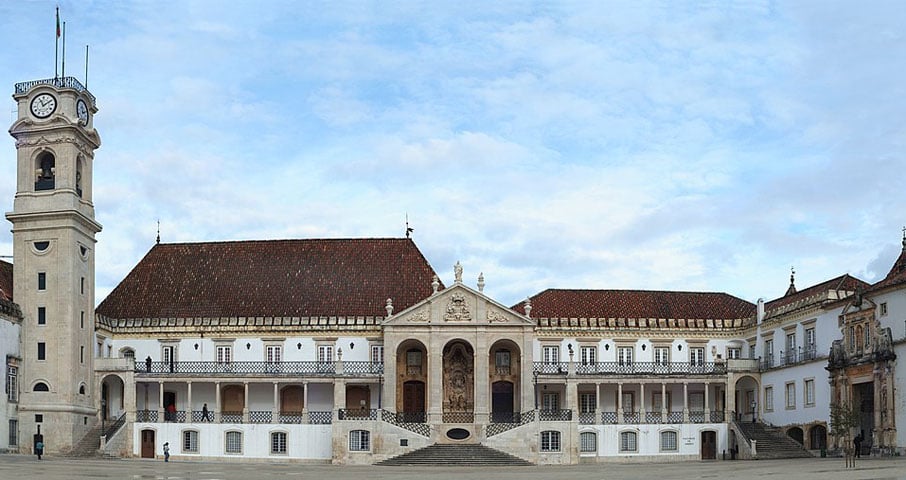 UNIVERSIDADE DE COIMBRA (Coimbra, Portugal) – 1290 -  Influenciou decisivamente a educação lusófona, particularmente nas ex-colônias, pois foi a principal instituição de ensino responsável pela formação dos quadros administrativos, religiosos e intelectuais que lideraram a expansão colonial de Portugal. 
