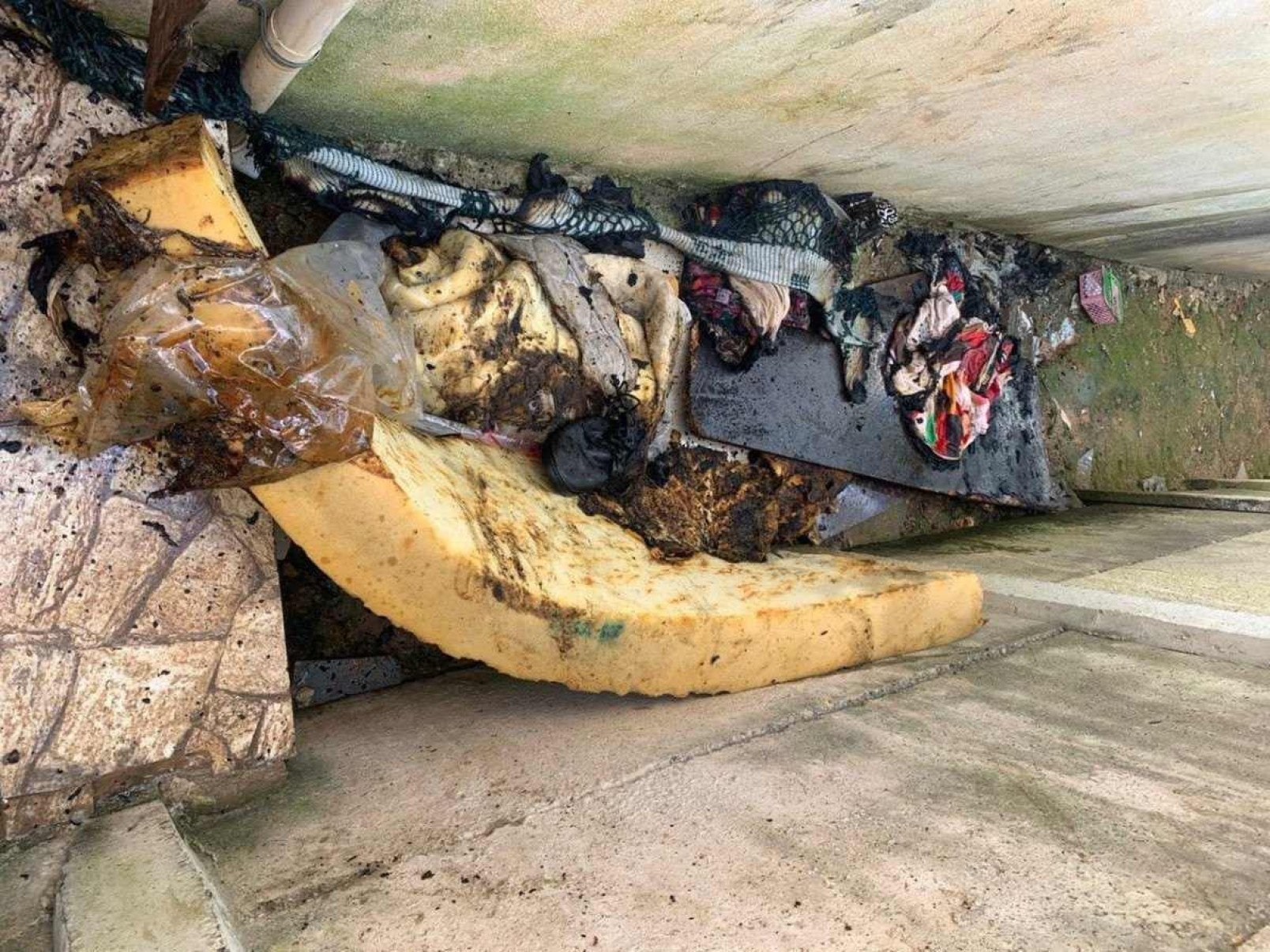 Criança ateia fogo em colchão depois que pais a proíbem de mexer no celular