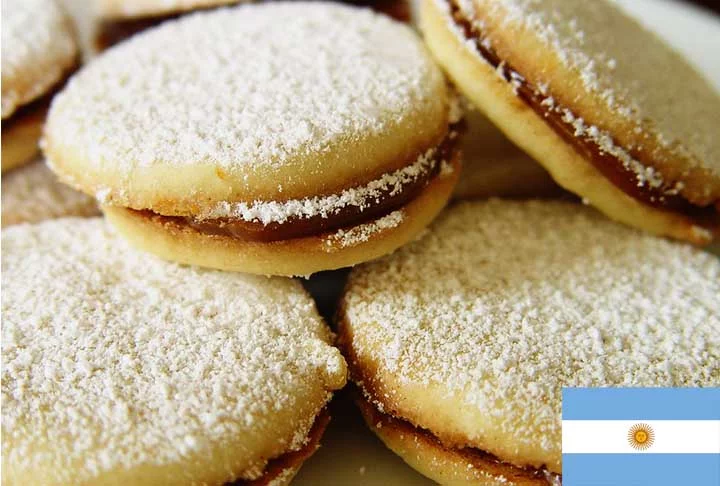 3º) Alfajores (Argentina): Consiste em duas ou mais camadas de biscoito macio (geralmente feito com farinha de trigo, amido de milho e açúcar) unidas por recheios como doce de leite, chocolate, ou geleia.