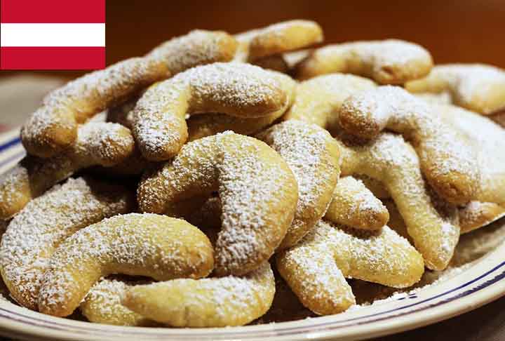 9º) Vanillekipferl (Áustria): Tradicionais da Áustria e da Alemanha, esses biscoitos são feitos com uma massa à base de farinha, manteiga, açúcar e amêndoas moídas. 