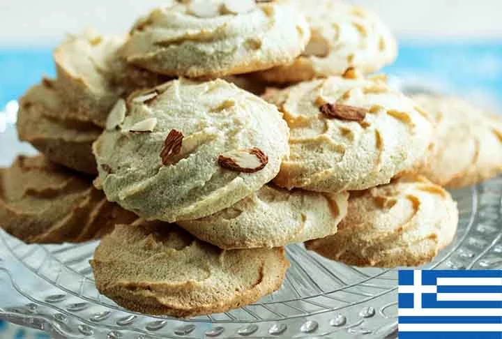 11º) Amygdalotá (Grécia): Esse são biscoitos doces tradicionais feitos com amêndoas moídas, açúcar e clara de ovo. Eles têm uma textura macia e são moldados em pequenas formas de amêndoa ou ocasionalmente cobertos com açúcar de confeiteiro.