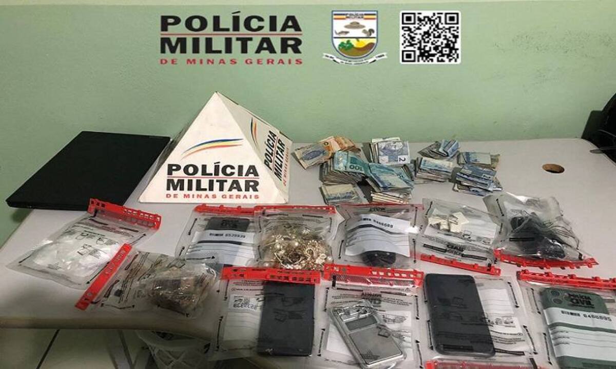 Parte das drogas, computador e celulares apreendidos na casa do traficante -  (crédito: PMMG)