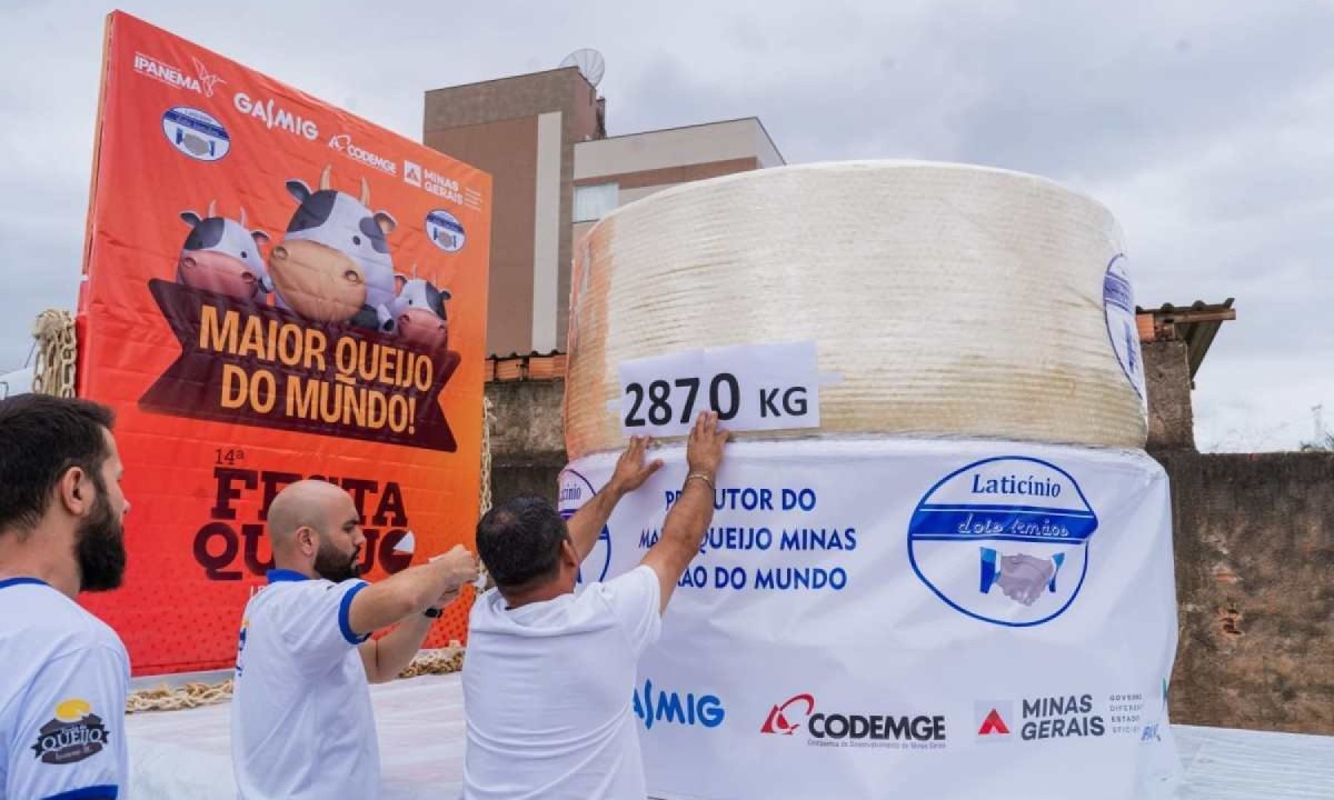 O maior queijo do mundo pesava 2,8 toneladas e foi apresentado na tradicional Festa do Queijo, em Ipanema, no ano passado -  (crédito: Rapha Dinis/Prefeitura de Ipanema/Divulgação)