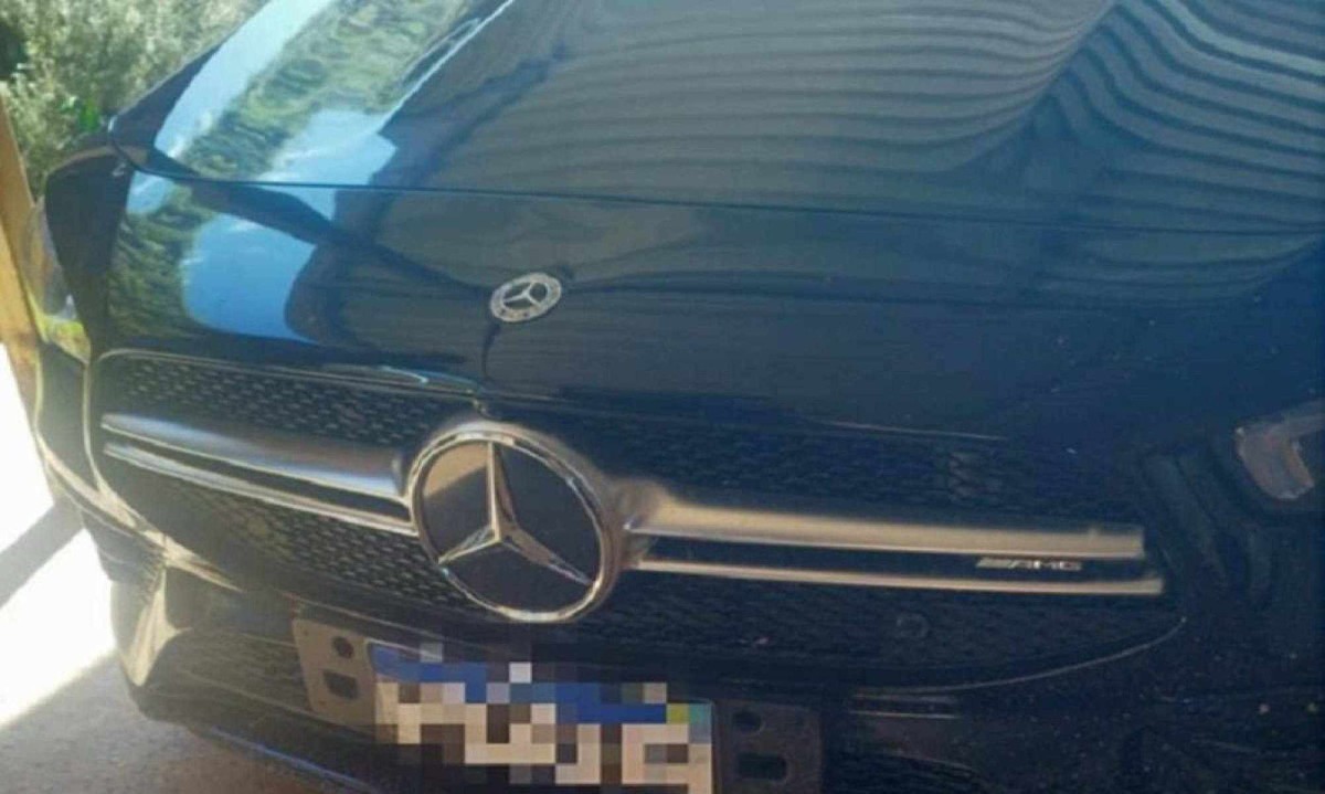 Carros de luxo foram apreendidos com os policiai civis envolvidos na trama -  (crédito: MPMG)