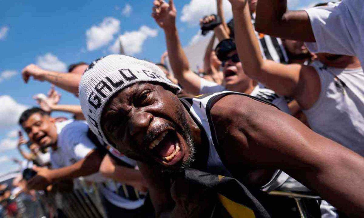 Torcedores do Atlético invadiram Buenos Aires e pelos bares e parrillas da cidade vão mostrando aos hermanos o que é ser Galo -  (crédito: Douglas Magno/AFP)