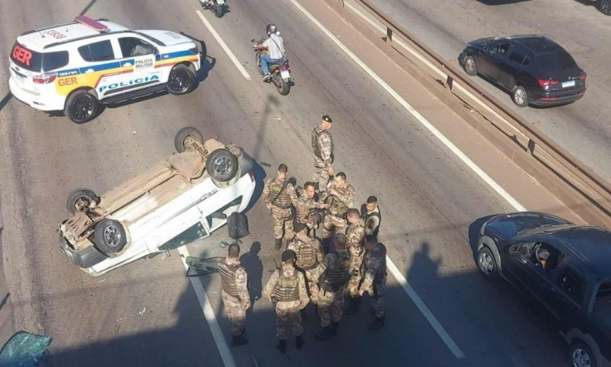Perseguição termina com carro capotado e suspeito preso às ferragens na BR-381 -  (crédito: Redes Sociais)
