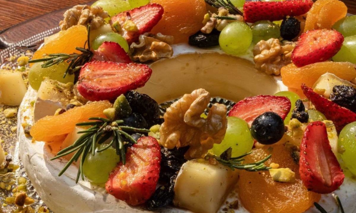 Guirlanda de brie com mel, frutas e farofa de pistache (Pichita Lanna) 
 -  (crédito: LP Photography/Divulgação)