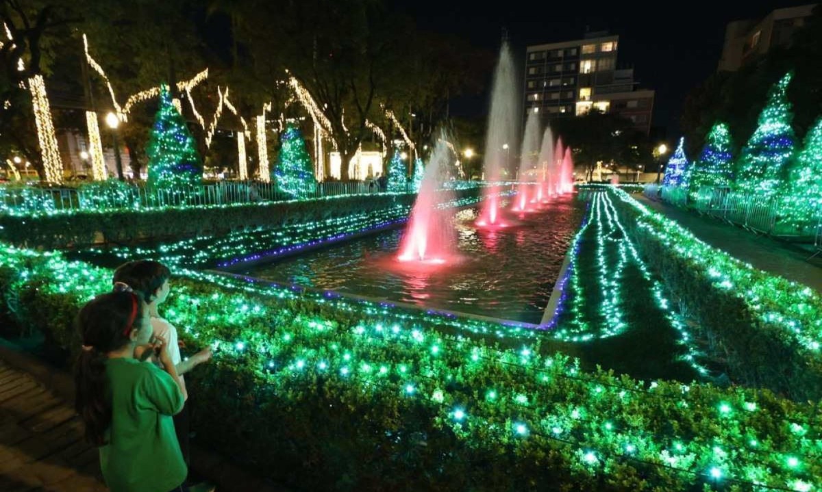 A decora&amp;ccedil;&amp;atilde;o de Natal da Pra&amp;ccedil;a da Liberdade encanta o p&amp;uacute;blico -  (crédito: Marcos Vieira/EM/D.A Press)
