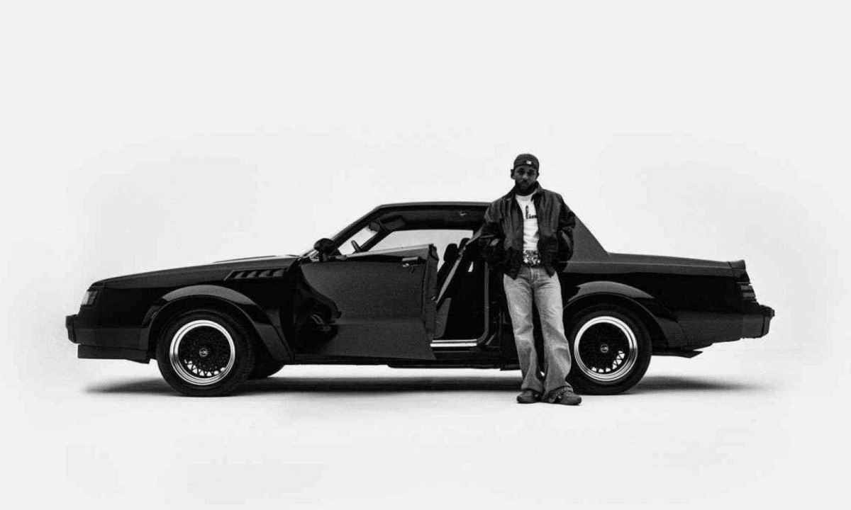 Kendrick Lamar posa encostado no Buick GNX, lançado em 1987, ano em que ele nasceu. Carro está na capa do álbum "GNX" -  (crédito: Kendrick Lamar/Facebook/reprodução)