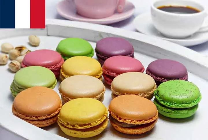 17º) Macarons (França): São docinhos franceses mundialmente famosos, conhecidos por sua textura crocante por fora e macia por dentro, além de cores vibrantes e sabores variados.