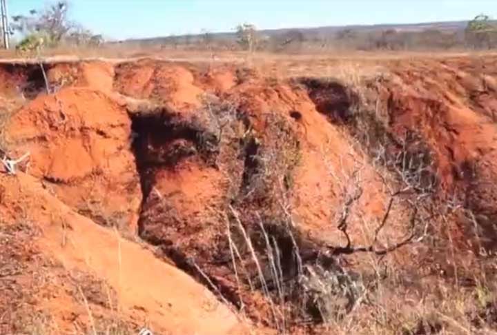 A região possui uma paisagem árida de crateras vermelhas e cânions que muitos remetem ao planeta Marte.