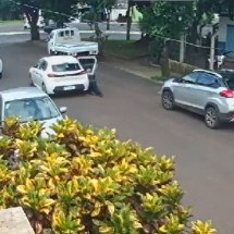 Vítima é arrastada por 50 metros durante roubo em Uberlândia; veja o vídeo - Reprodu&ccedil;&atilde;o/rede social