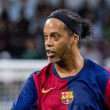 Ronaldinho Gaúcho faz golaço em jogo de lendas de Barcelona e Real Madrid; veja vídeo - No Ataque Internacional