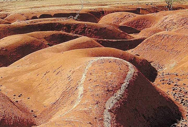 Gilbués possui pouca incidência de chuva e é considerada uma cidade muita seca. Em agosto de 2018 os termômetros ultrapassaram os 44°C. 