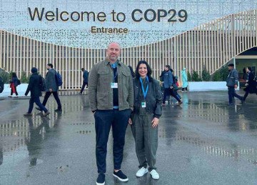 O gerente-geral, Eduardo Ferlauto, e a diretora de gente e sustentabilidade, Regina Durante, apresentaram caso da Renner na COP 29, no Azerbaijão -  (crédito: Renner/Divulgação)