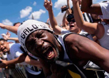 Torcedores do Atlético invadiram Buenos Aires e pelos bares e parrillas da cidade vão mostrando aos hermanos o que é ser Galo -  (crédito: Douglas Magno/AFP)