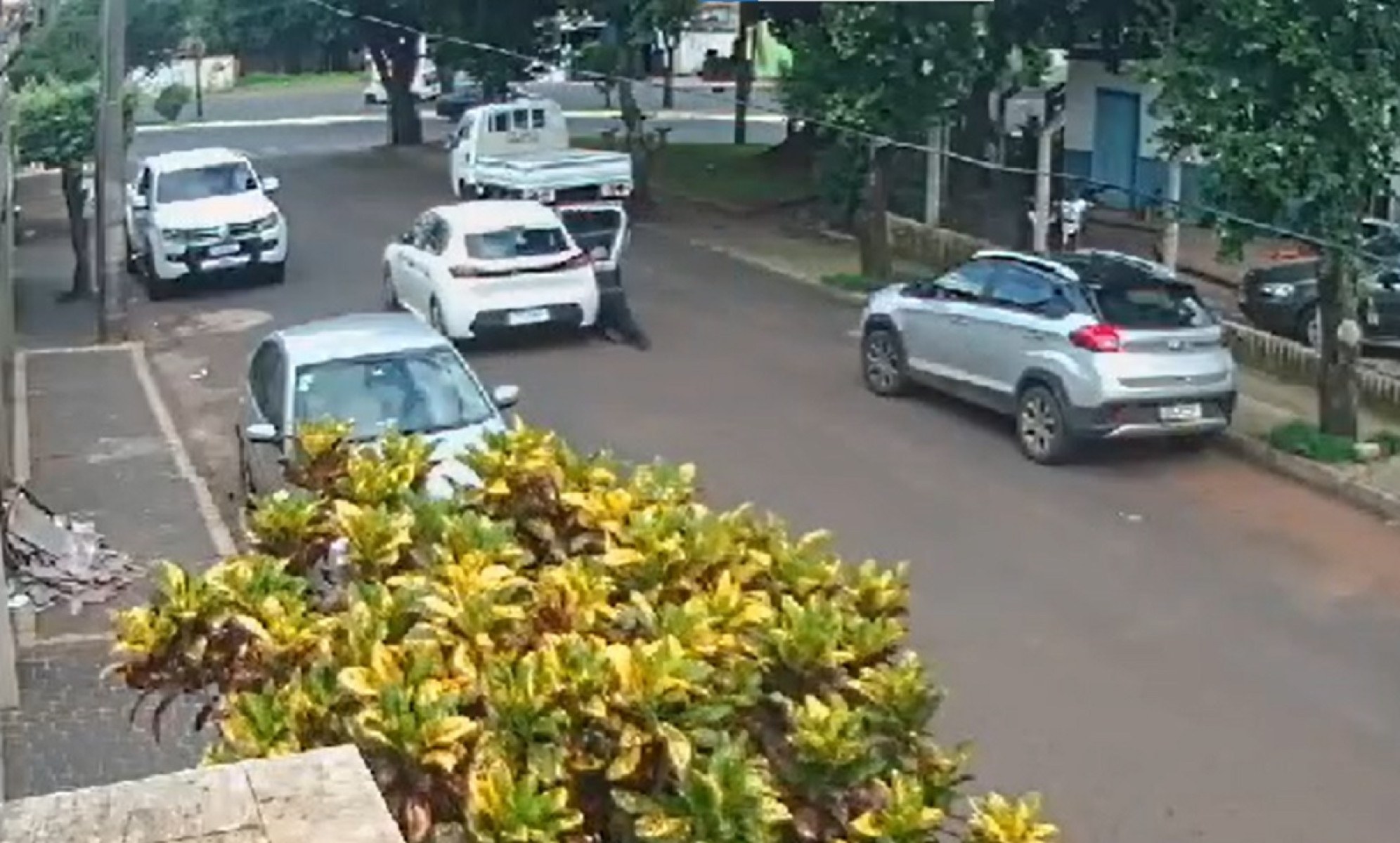 Vítima é arrastada por 50 metros durante roubo em Uberlândia; veja o vídeo