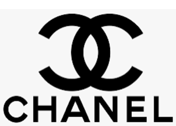 3º) Chanel: US$ 19,38 bilhões - Chanel é uma casa de moda francesa de luxo fundada em 1910 por Coco Chanel em Paris. É especializada em pronto-a-vestir feminino, produtos de luxo e acessórios e licencia seu nome e marca à Luxottica para óculos.