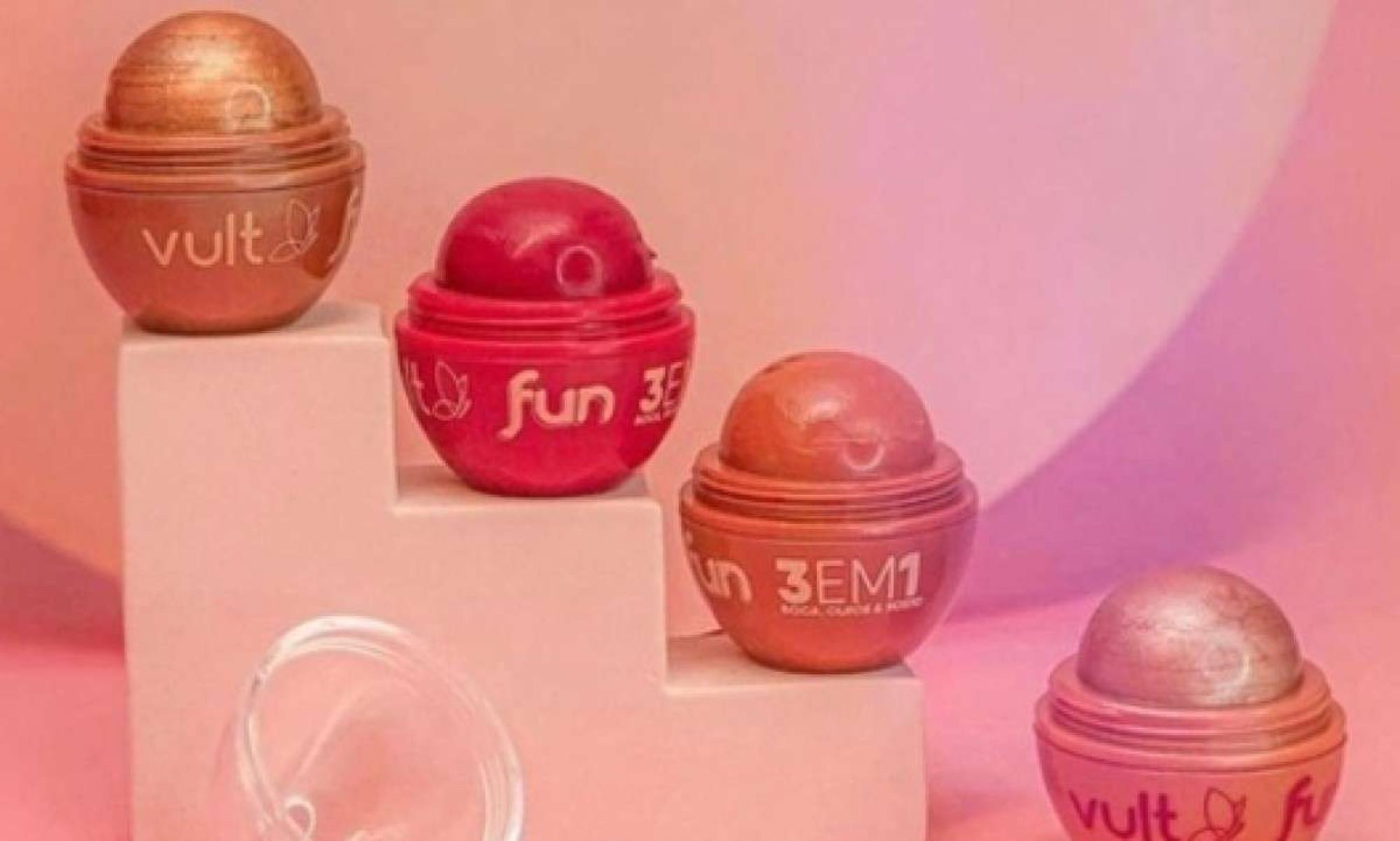 Nos lábios, o blush se transforma em um produto que lembra um balm ou lip tint