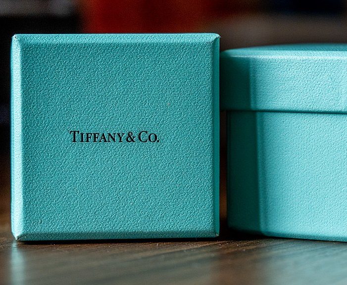 9º) Tiffany & Co: US$ 7,43 bilhões - Tiffany & Co. é uma empresa norte-americana do ramo de comércio de jóias. Foi fundada em Nova Iorque em 18 de setembro de 1837, por Charles Lewis Tiffany e Teddy Young, e se chamava Tiffany, Young and Ellis. 