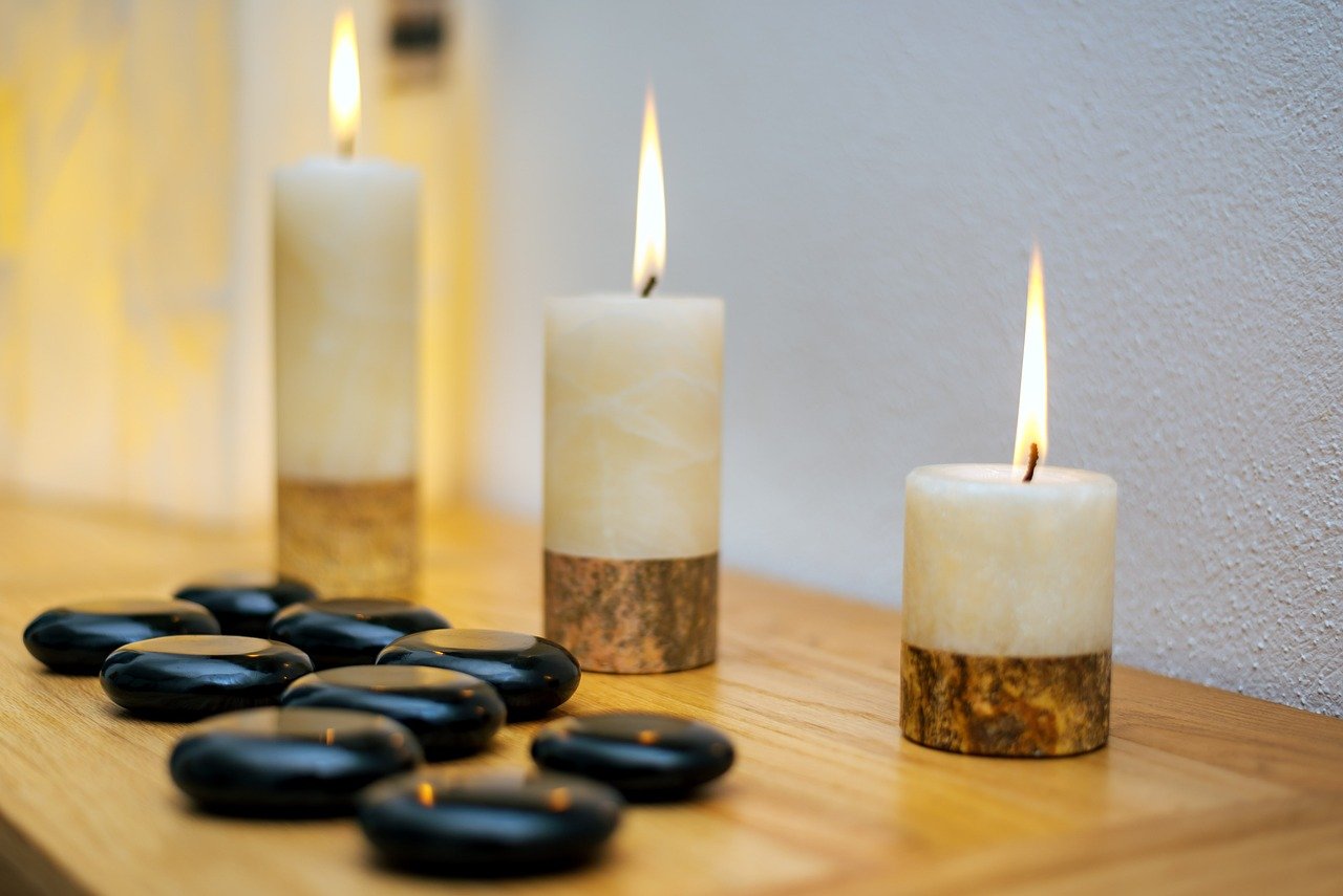 Também é comum o uso de velas para decoração residencial, com o intuito de transformar os ambientes. Há estilo variados, com ou sem perfume, a depender o estilo de iluminação e estética que se deseja imprimir. 

