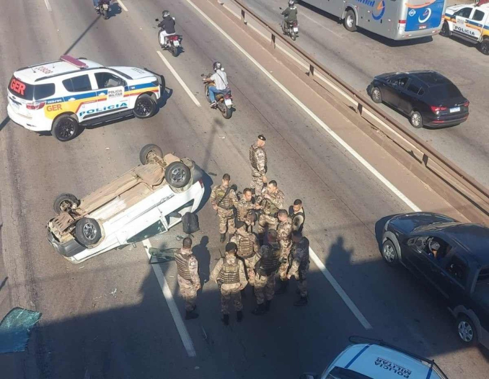 Grande BH: perseguição policial termina com capotamento de carro na BR-381