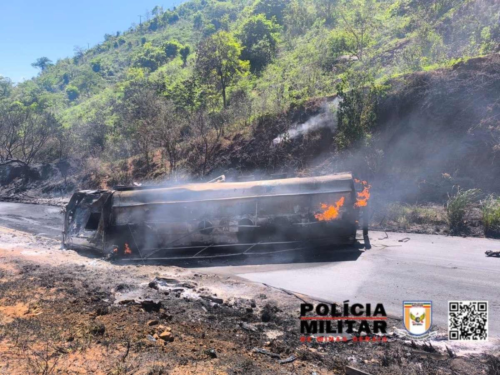 Motorista morre carbonizado em acidente com caminhão de combustível