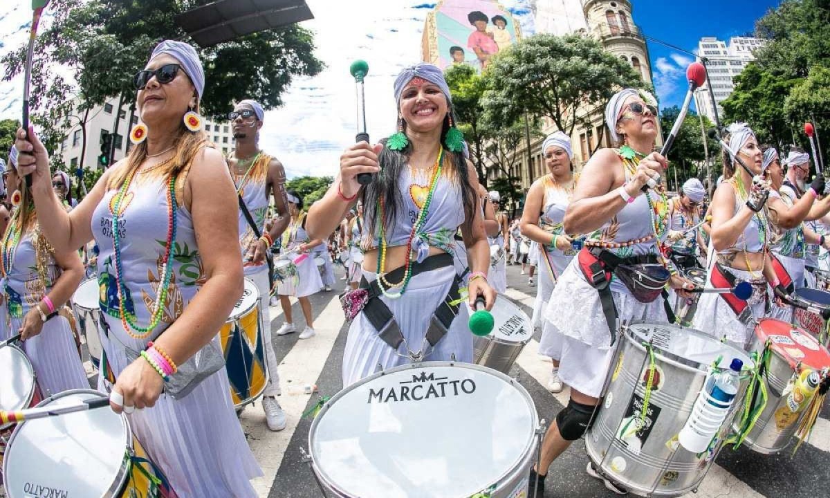 O bloco de rua mais baiano da capital mineira, as Baianas Ozadas, participará da 7ª edição da Caminhada Pelo Fim da Violência Contra Mulheres e Meninas neste domingo (1/12) -  (crédito: JP Sofranz/Divulgação)