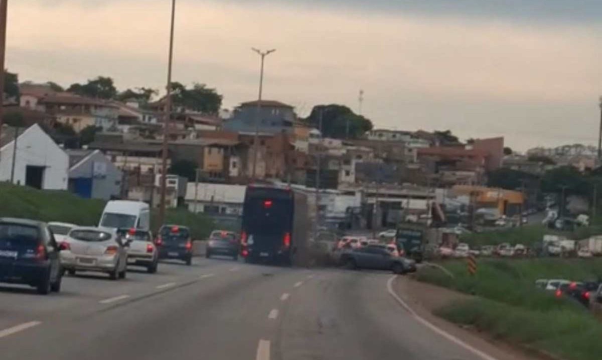 Acidente aconteceu no sentido Vitória do Anel Rodoviário, próximo ao Viaduto do Betânia -  (crédito: Imagens cedidas)