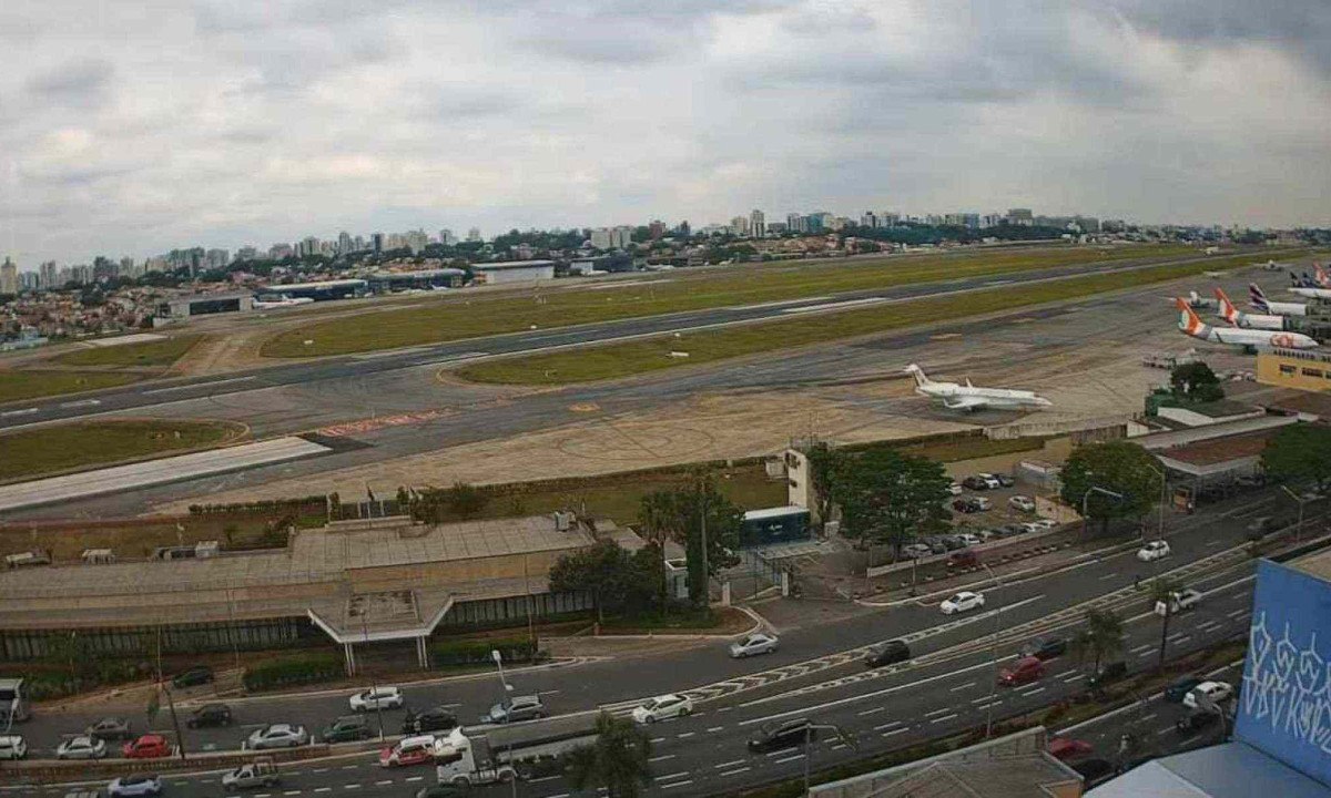 Vista do aeroporto de Guarulhos nesta sexta-feira (29/11) -  (crédito: Reprodução/youtube @GolfOscarRomeo)